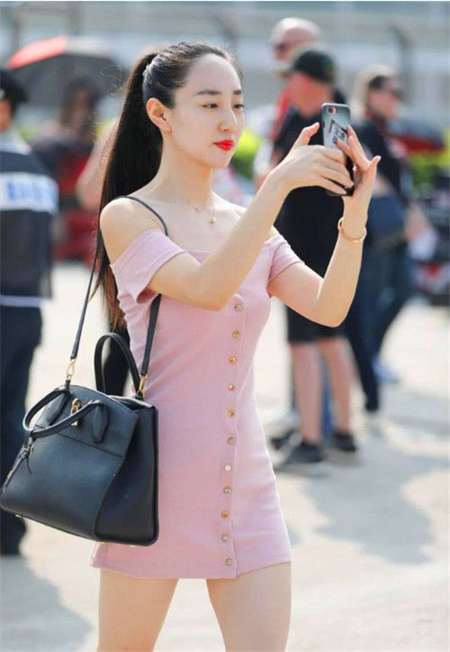 靓丽|街拍:酷范十足的小美女,身穿破洞牛仔,青春靓丽潮范十足