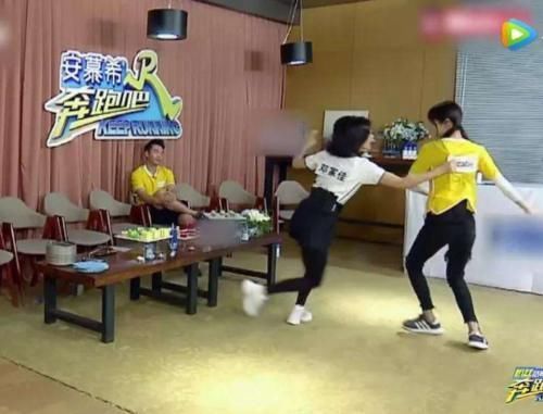 蔡徐坤 跑男团成员都撕了多少名牌蔡徐坤2个，baby6个，看到第一太强了