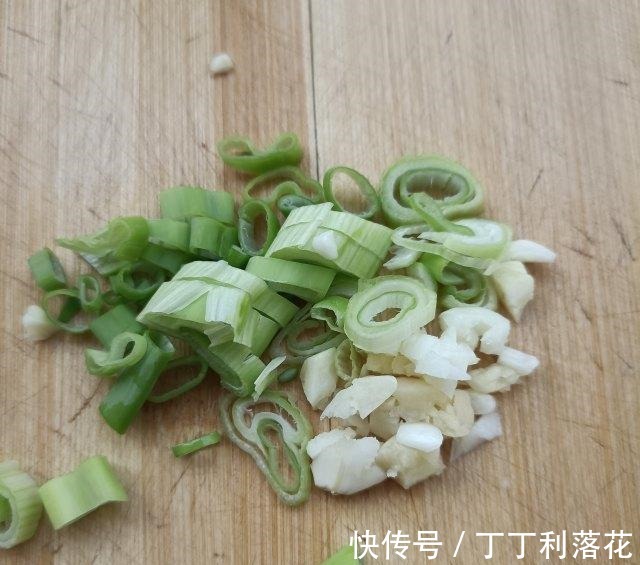 泡椒|酸包菜烧肉片，香而不腻，解馋下饭！