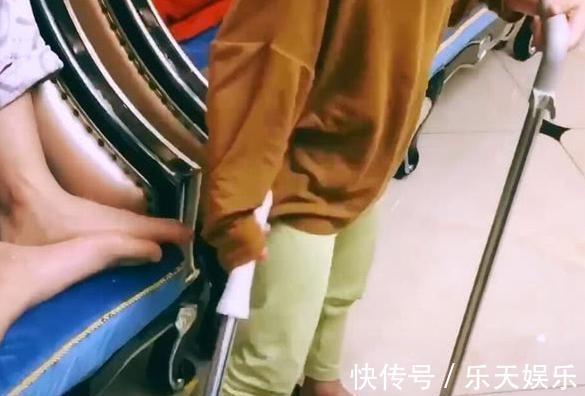 爸爸|爸爸抱着女儿看电视,当看到旁边儿子,网友不淡定:这差别也太大!