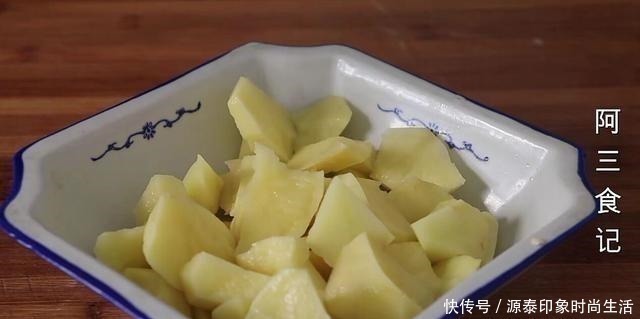 土豆|土豆别炖了,加3个鸡蛋,教你新做法,营养解馋又下饭,比肉还香