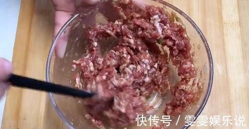 搅拌均匀|最近很火的鸡蛋汉堡，外面卖5块钱，教你在家做，成本不到2块钱