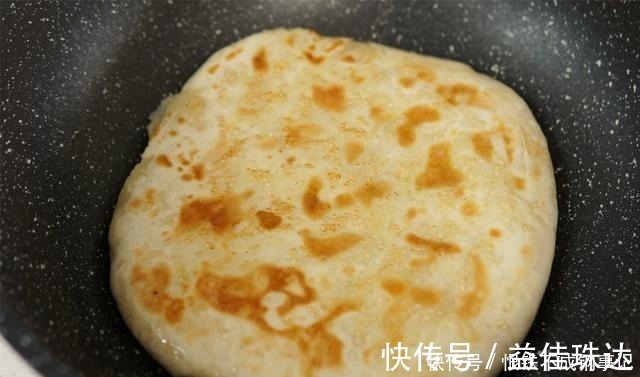 孩子最近爱上的早餐饼，连吃7天都不腻，咸香有层次，凉了也不硬