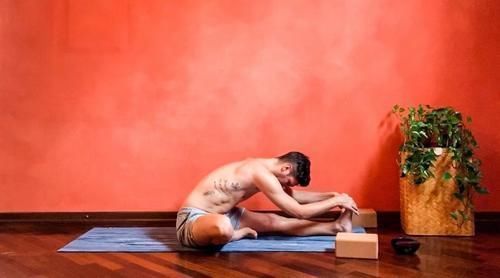 柔韧性|看了这个小哥的劈竖叉过程，我对自己下一字马的信心又增加了几分