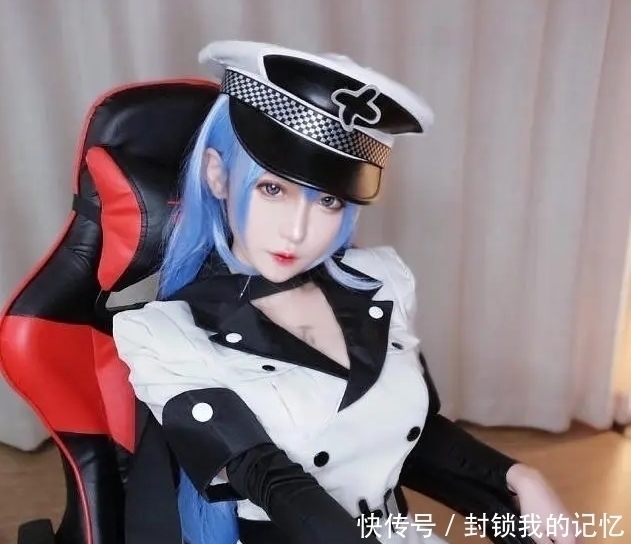 直播间|超管：你老是战术后退，我要封禁警告了，腐团儿：怪这沙发容易倒