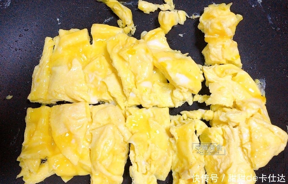 炒蒜薹,焯水和直接下锅炒就错啦,这样做,蒜薹翠绿鲜嫩很入味