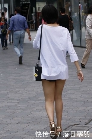  显瘦|街拍：戴墨镜的美女，黑色短裤搭配白色T恤，显瘦又不失时髦