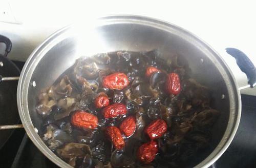 黑木耳加此物，等于“通栓剂”，每天吃一盘，血栓一扫光