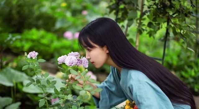 如果說(shuō)李子柒的生活對(duì)我們不切實(shí)際，那她穿的衣服我們倒能學(xué)學(xué)