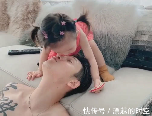 小情人|奶爸被小情人“小鸡啄米”火了,网友娃好可爱,好想抱抱她爸爸