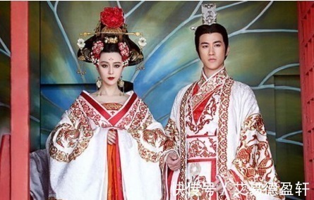 长袍@古代美女穿的长袍那么长,托在地上走不怕脏吗?里面大有文章