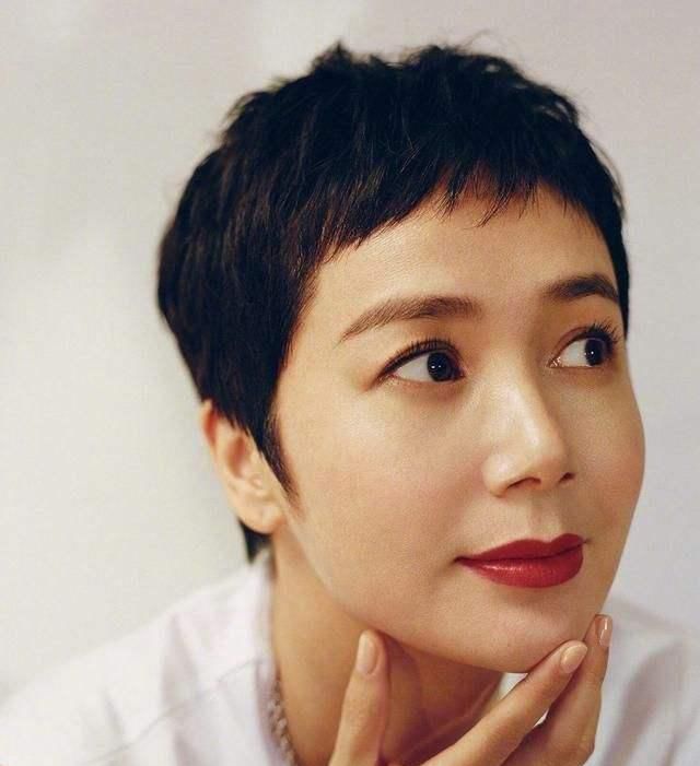 50岁左右的女人，这几种明星发型，显气质还减龄