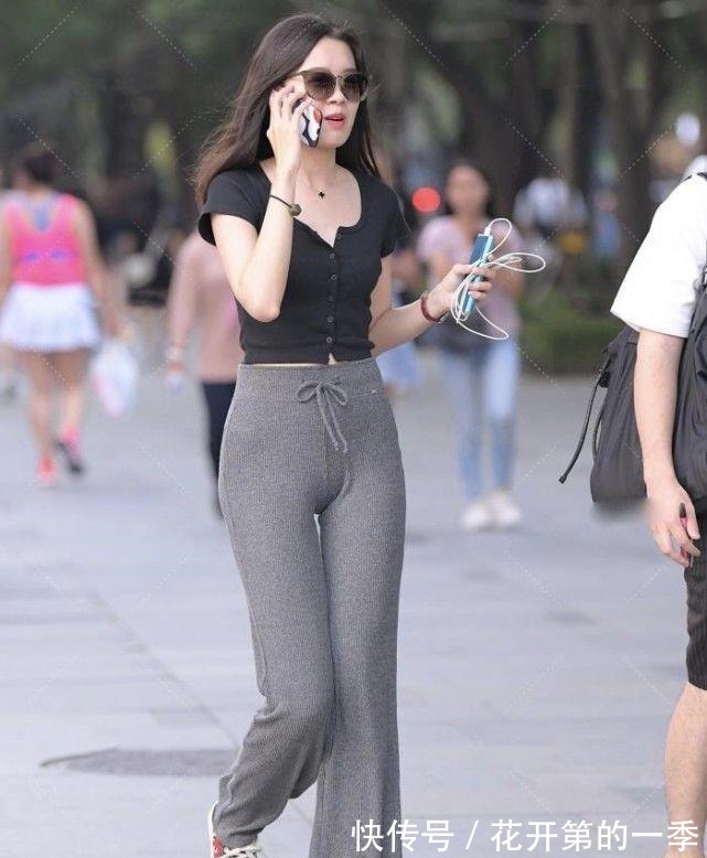 低领|黑色低领上衣搭配高腰休闲裤,简约时尚,青春靓丽