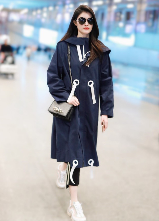 脚踩 牛仔外套已经过时了,现在流行的是“胖胖服”,至少显瘦10斤