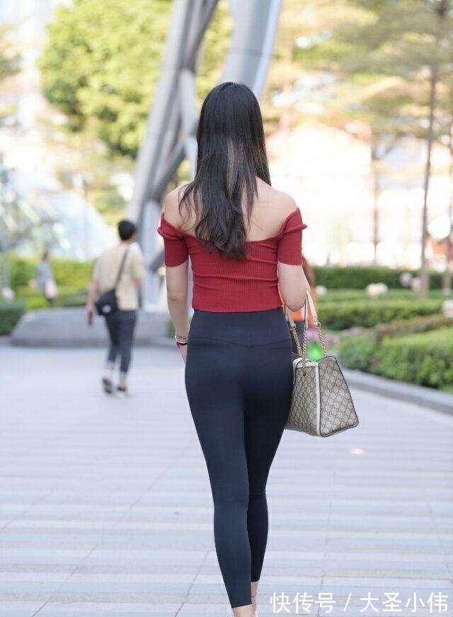 包包 美女街拍:青春朝气的瑜伽裤穿搭减龄显气质,彰显复古的流行元素,新颖时尚