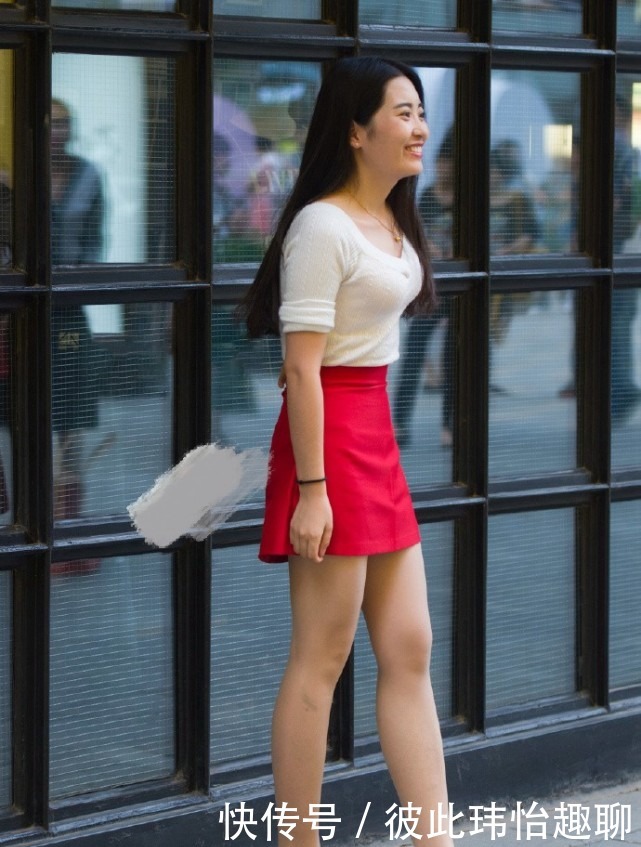 为证明自己的气质,小姐姐挑战大红色短裙,却成了教科书级的搭配