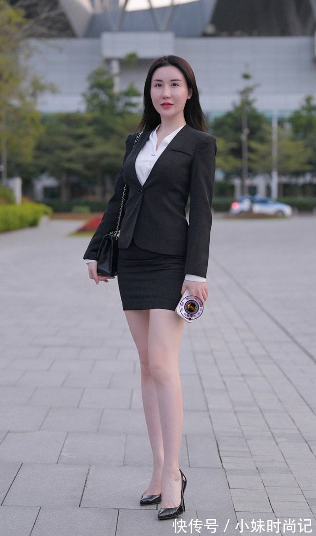 职业装 黑白配色的职业装,搭配一件尖头细高跟,更凸显出知性优雅的气质