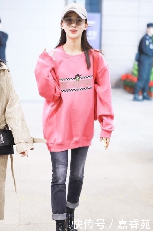 卫衣|减龄的卫衣,遇上这3款潮裤,展现个性与活力