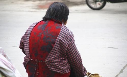 老人味“源头”被发现了，想到老身体没异味，45岁后做对几件小事