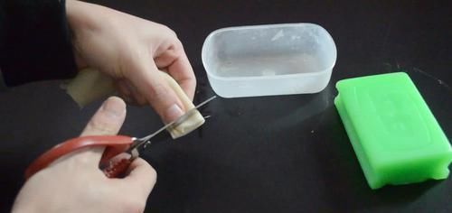 你家有破洞不用的橡胶手套吗 这个用途太厉害了, 越早知道越好