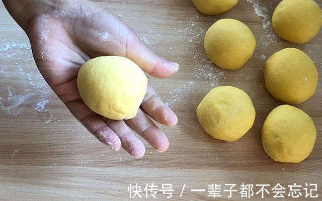 花生馅儿的南瓜面包,松软香甜,步骤简单,配一杯牛奶可当早餐