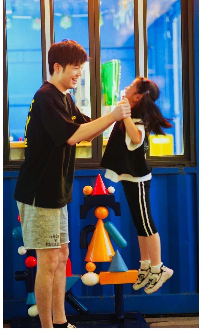 9岁阿拉蕾近照认不出,时隔3年骑董力脖子,董力:你长大了,我也老了