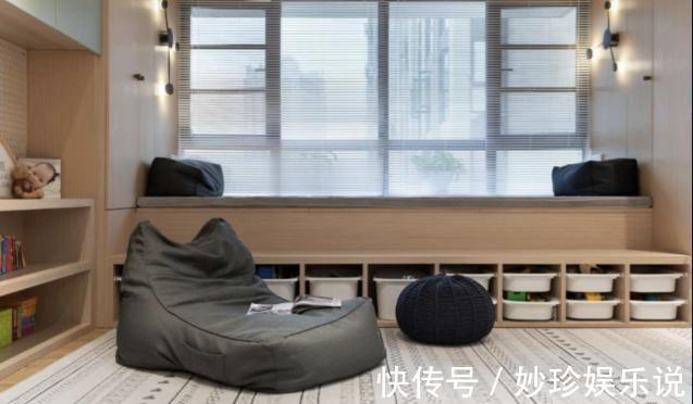 电视机|家里有孩子,客厅别买沙发了,电视机也别要,学她家这样装更实用