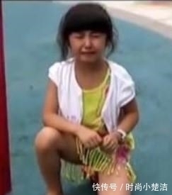 张子枫童年“修鞋”视频被扒，跪在地上边哭边修，观众：给点面子