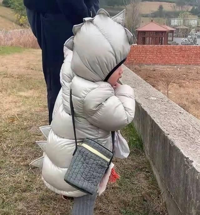 玩具|爸爸接儿子幼儿园放学,过了饭点还没到家,妈妈在工地找到两人时笑翻了