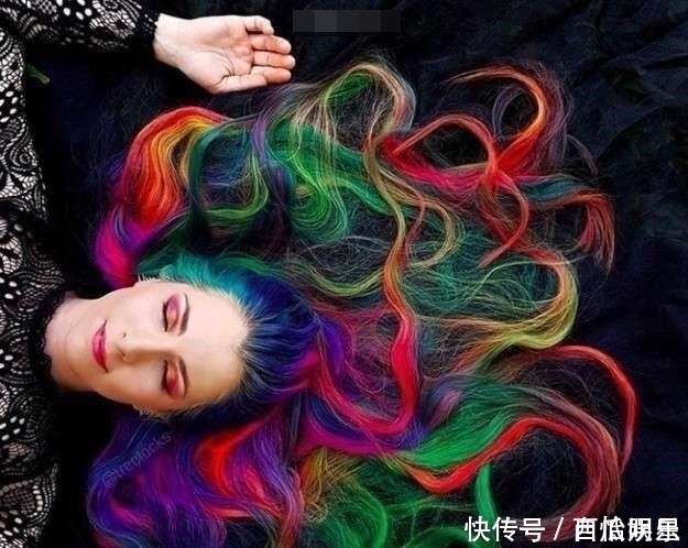 她一辈子没剪过头发,一直染发,解开头发后居然变成了这样