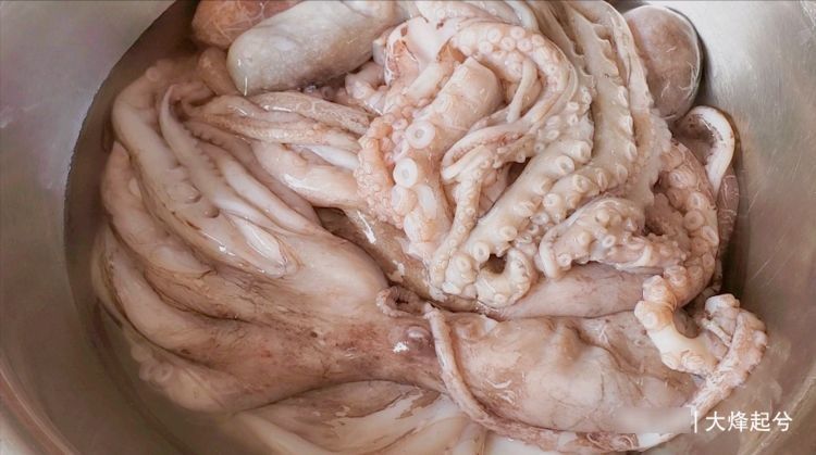 八爪鱼一炒就老，很多人做不好，海边人教你正确做法，鲜嫩又脆爽