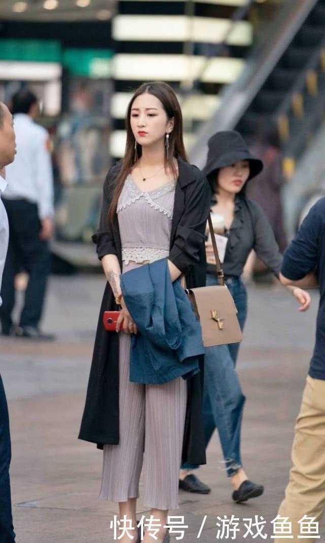 柔美的休闲装搭配黑色风衣,充满魅力与优雅