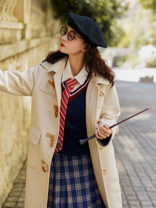 时尚博主 秋冬必备单品,少不了风衣的搭配,风衣+格子半身裙,时髦又洋气