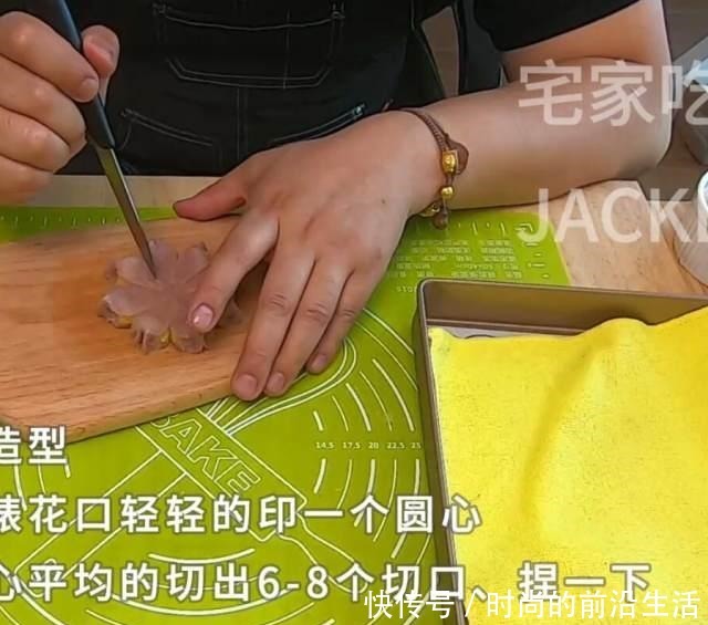 奶黄椰蓉桃花酥，需要“一点”耐心的小甜品