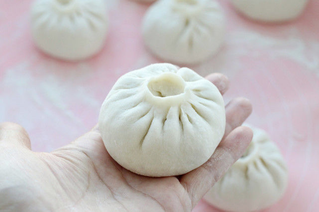 两锅|入冬后就馋酸菜馅的包子,皮薄馅大酸爽美味,一次蒸两锅都不够吃