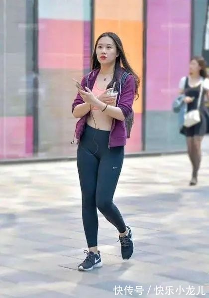 打底裤 黑色紧身打底裤搭配运动鞋,动感时尚,尽显女性美感