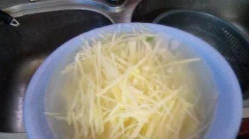 泡过土豆丝的水,别着急倒掉!拿来浇花,一年能省不少钱