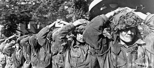 德军|二战时被德军俘虏的盟军士兵，抱着头投降，表情中充满惊恐！