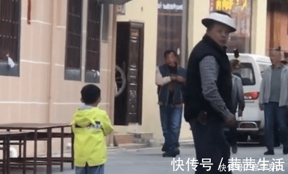 爷爷奶奶|趁人不注意,爷爷带娃偷吃冰激凌被逮个正着,同时躲闪简直怂极了