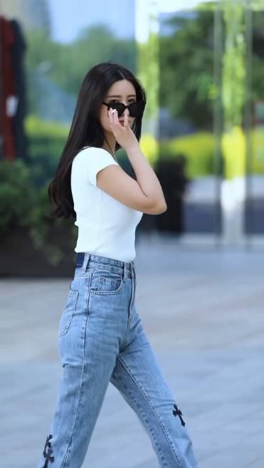 小姐姐耐看又性感,针织衫配牛仔裤,穿出邻家女孩清纯感