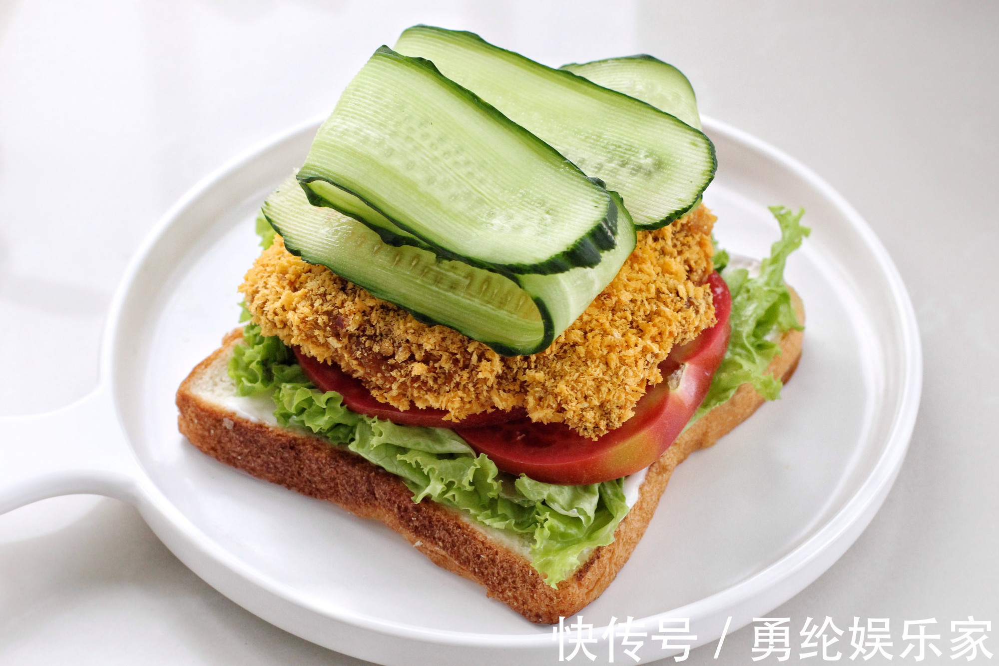 自制无油爆浆鸡排三明治，干净卫生比外卖健康，少花钱吃得还过瘾