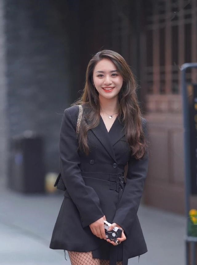 高跟鞋 穿黑色西装式的连衣裙,搭配网袜及细高跟鞋,美丽养眼又显洋气!