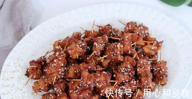 口感绝佳的童年小食，孜然牙签肉，香酥脆嫩，美味无比！