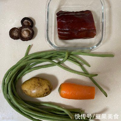 腊肉|好吃的腊肉豆角焖饭,是不是很有食欲呀