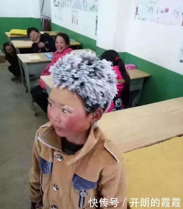 那个雪天徒步4.5公里，满头冰花去上学的男孩，后来过得如何