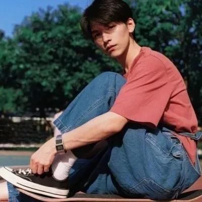 头像｜男｜不是因为奥特曼能变成光，而是心中有光才能变成奥特曼