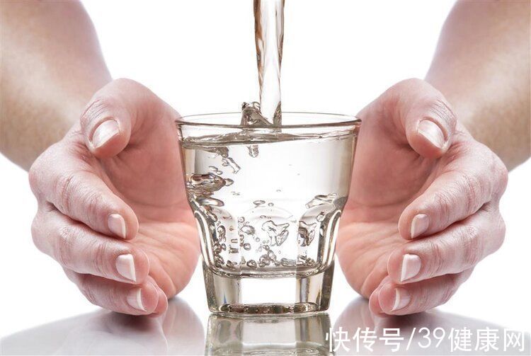 喝水|晨起第一杯水，不少人没喝对！先刷牙还是先喝水？看看医生怎么说