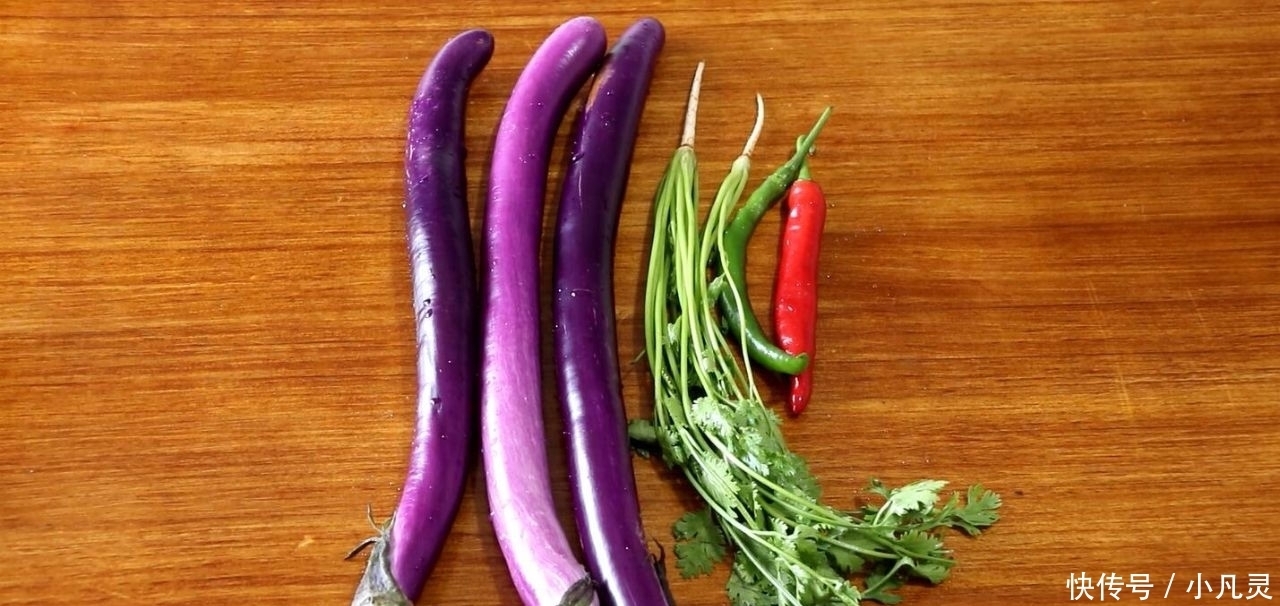 茄子别再炒着吃了,教你一种新做法,比大鱼大肉香,做三根不够吃