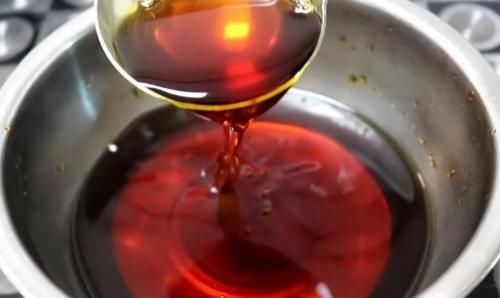 炒糖色怎么做才更红亮？做好“四步”，糖色红亮不发黑，味道不苦