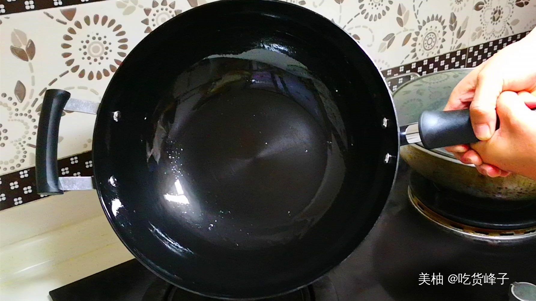  新铁锅最忌直接烧，等于吃掉了涂层，教你开锅技巧，不生锈不粘锅
